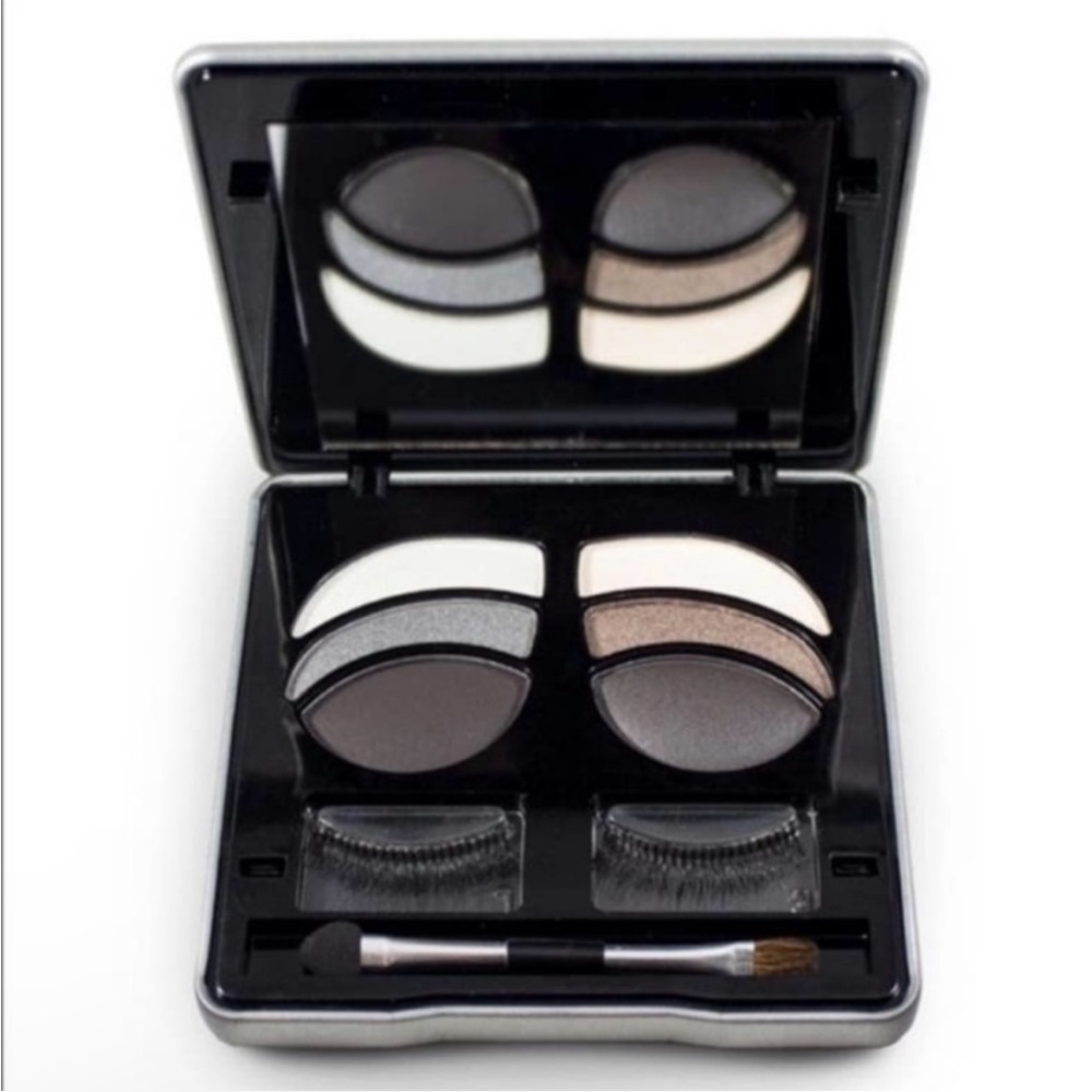 NWT Makeover Essentials Lashing Out: Girl’s Night Out eyeshadow and eyelash kit